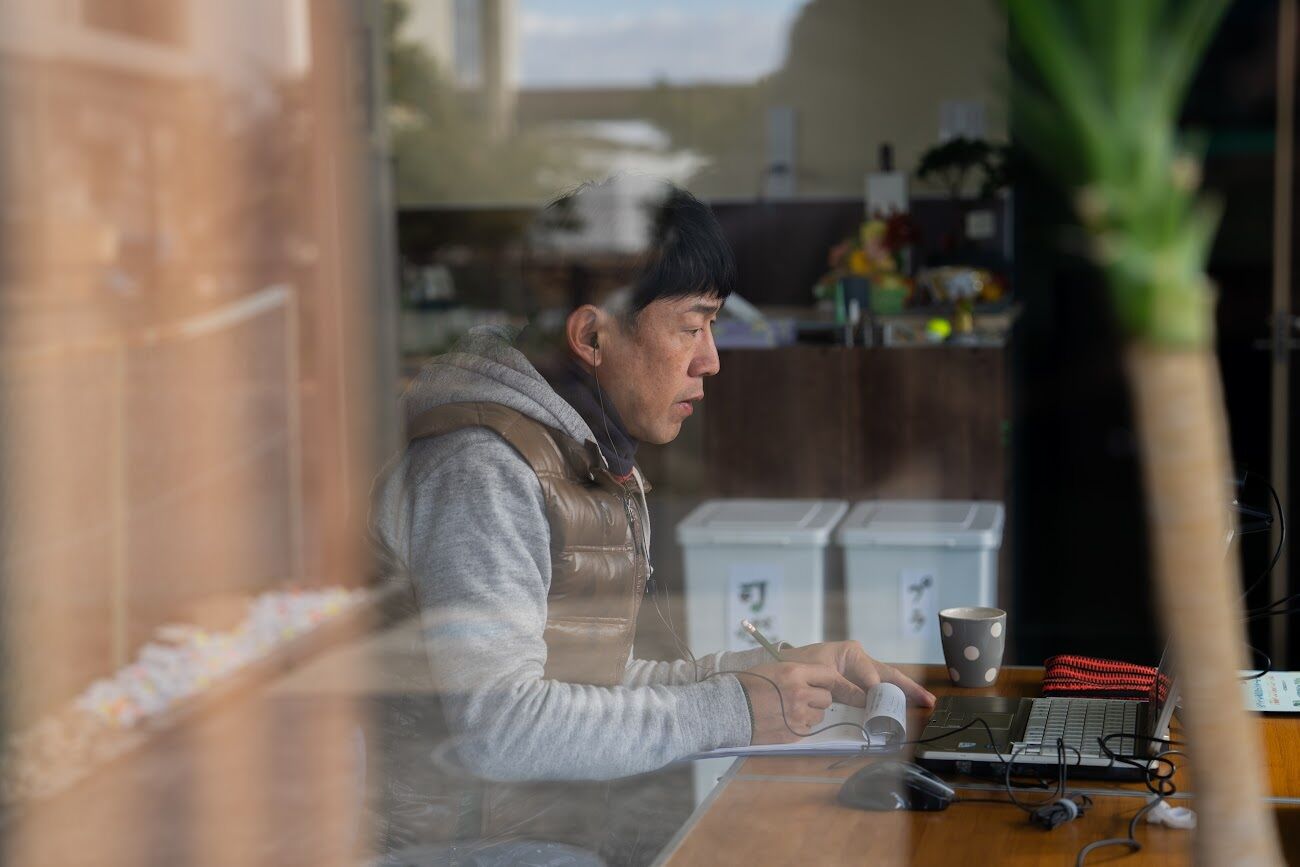 フロントにてスタッフが丁寧に受付案内